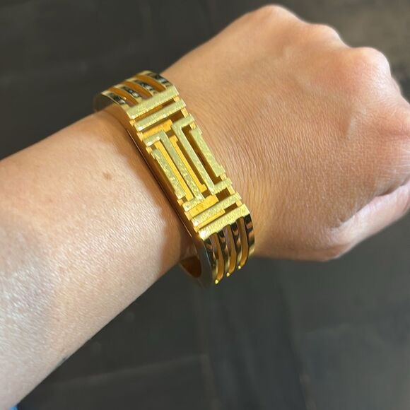 Tory Burch Gold Tone Fitbit Metal Bracelet Geometric Keeper Holder - Picture 10 of 13